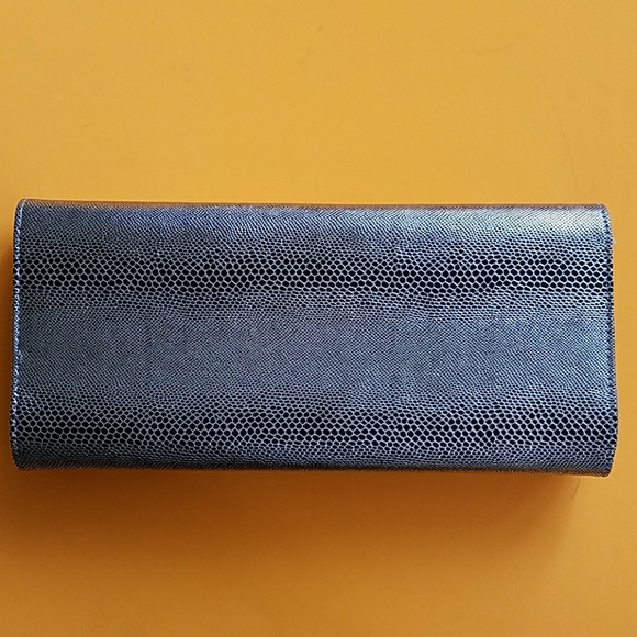 NWT SILVER CLUTCH BAG - Picture 4 of 6